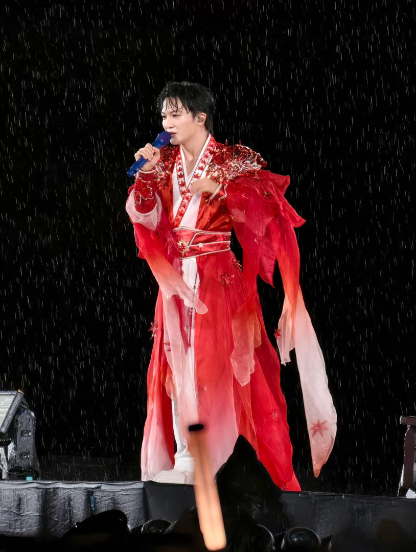 周深妆造只维持了一首歌的时间压力大就看看今晚的周深 别人演唱会拼妆造，周深演唱会