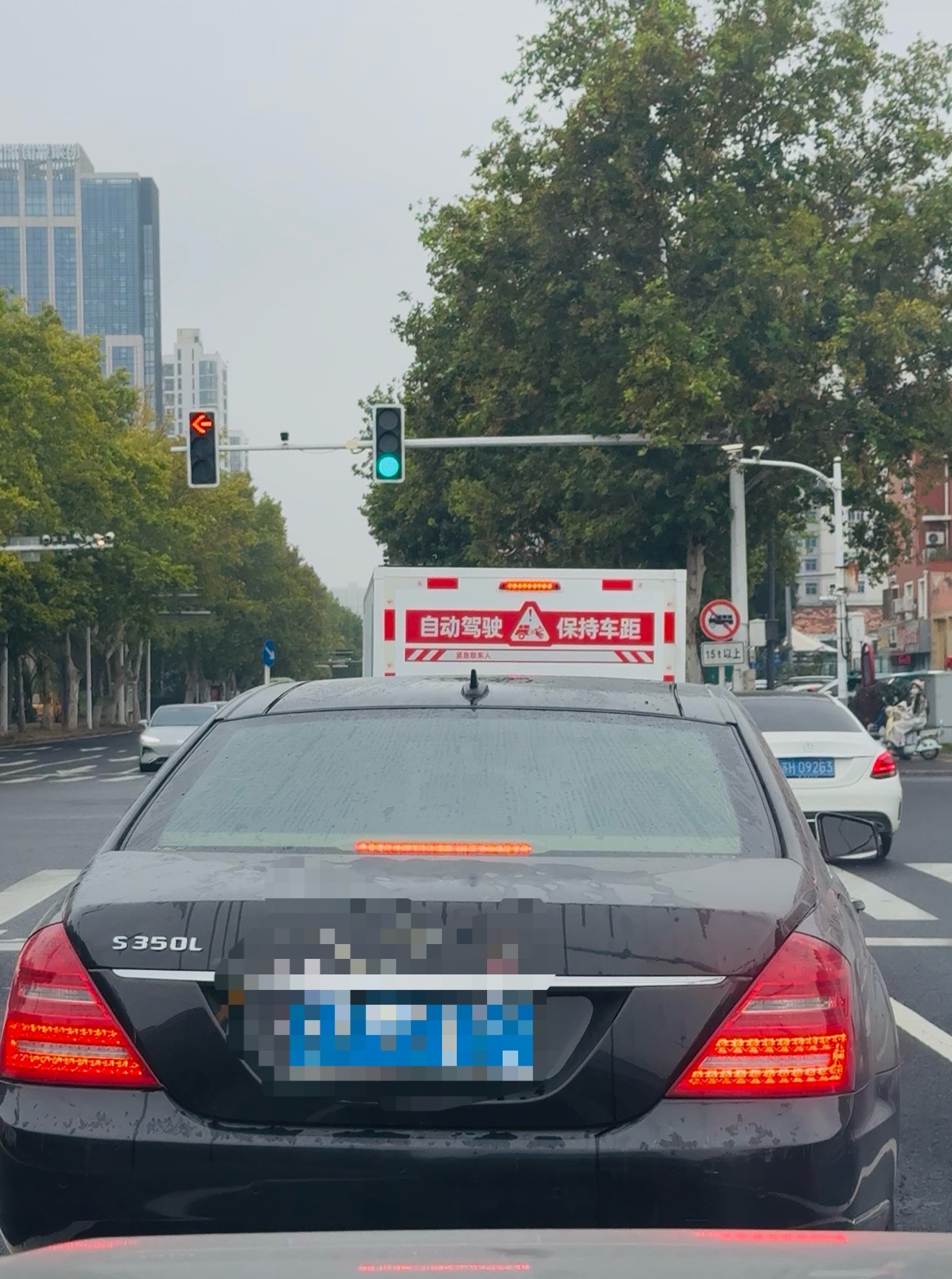 这种无人车搞成共享单车模式后，路上就越来越多，经常能遇到它“抽风”时刻，路口绿灯