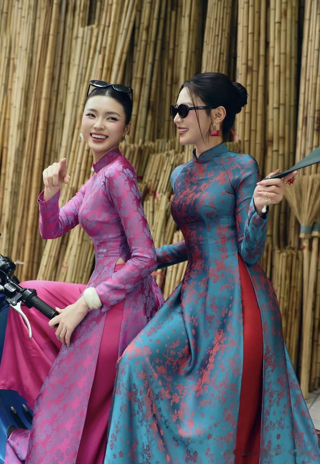 🌸奥黛与旗袍，到底谁更美？
当粉紫色的奥黛遇上深红的光影，当折扇轻摇掠过古旧的