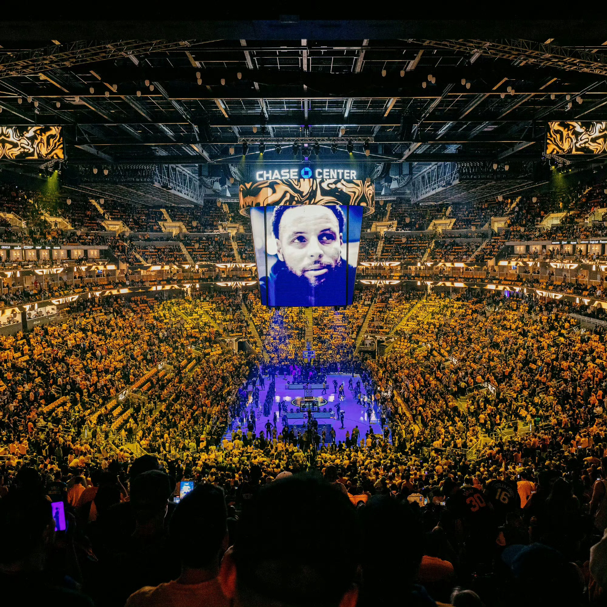 库里38岁了库里这个打法我觉得他可以打到45岁。 