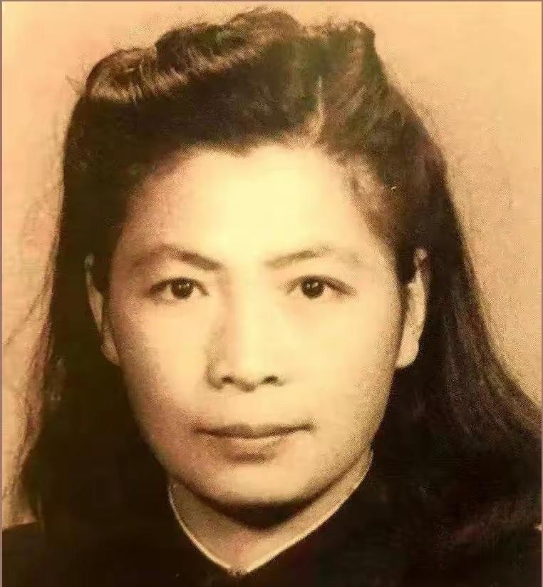 1948年，这位特工女王走进西柏坡，她拒绝了一切高位，只提了一个要求，此后三十年