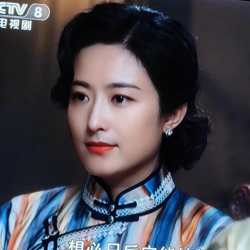央视热播剧《九个弹孔》第四集里，邓向荣向丈夫潘祖望说了她替嫁的缘由，还挺有故事的
