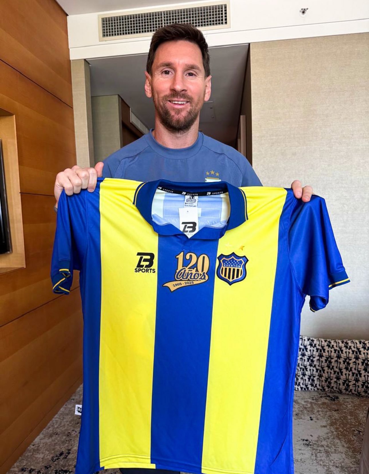 阿根廷埃弗顿拉普拉塔队｜非常感谢你加入我们建造人造草坪体育场的梦想，Leo！