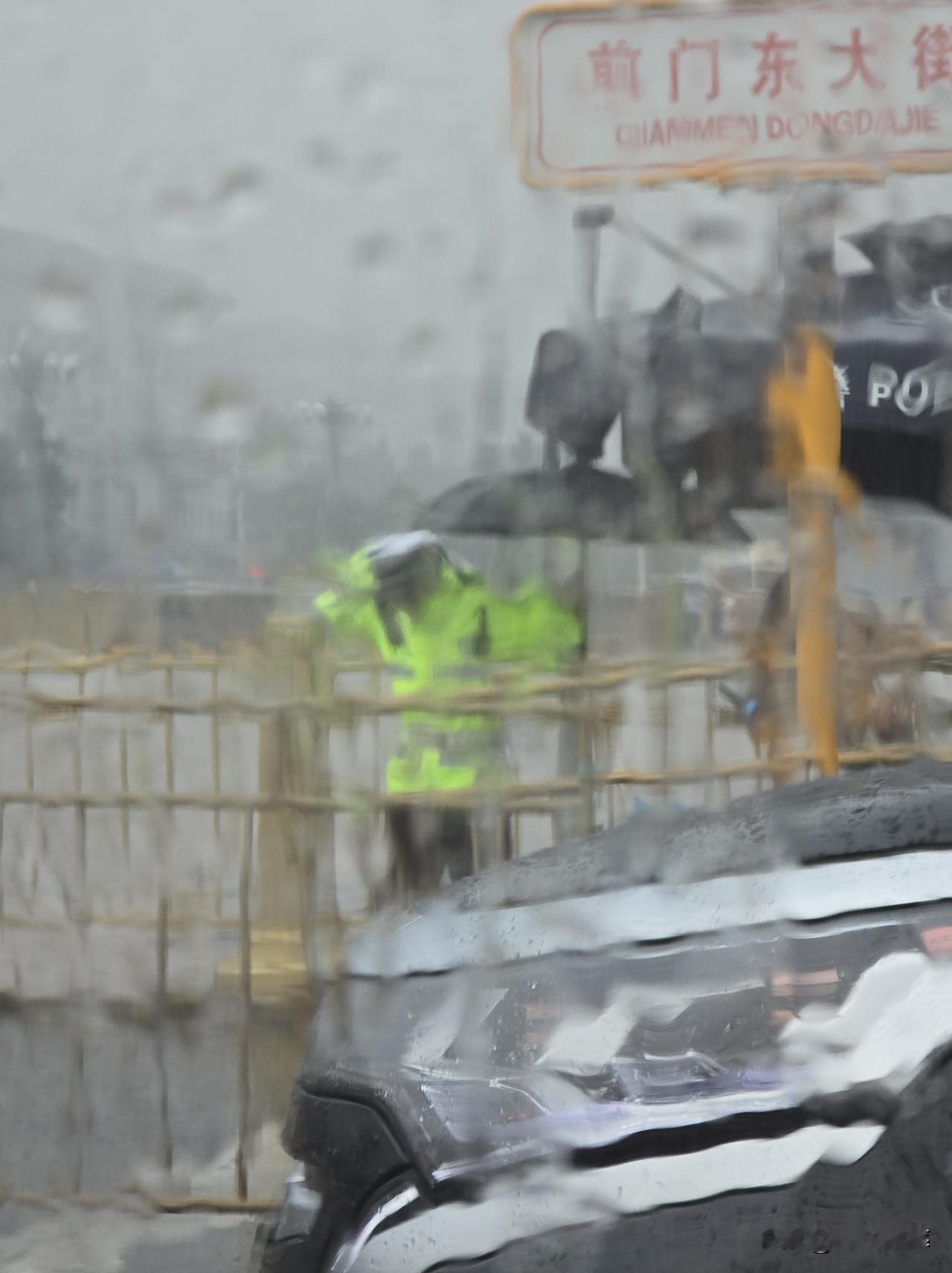 北京市区突降暴雨 民警把自己伞给别人了？还带着过马路，真暖心北京的降雨 北京大雨