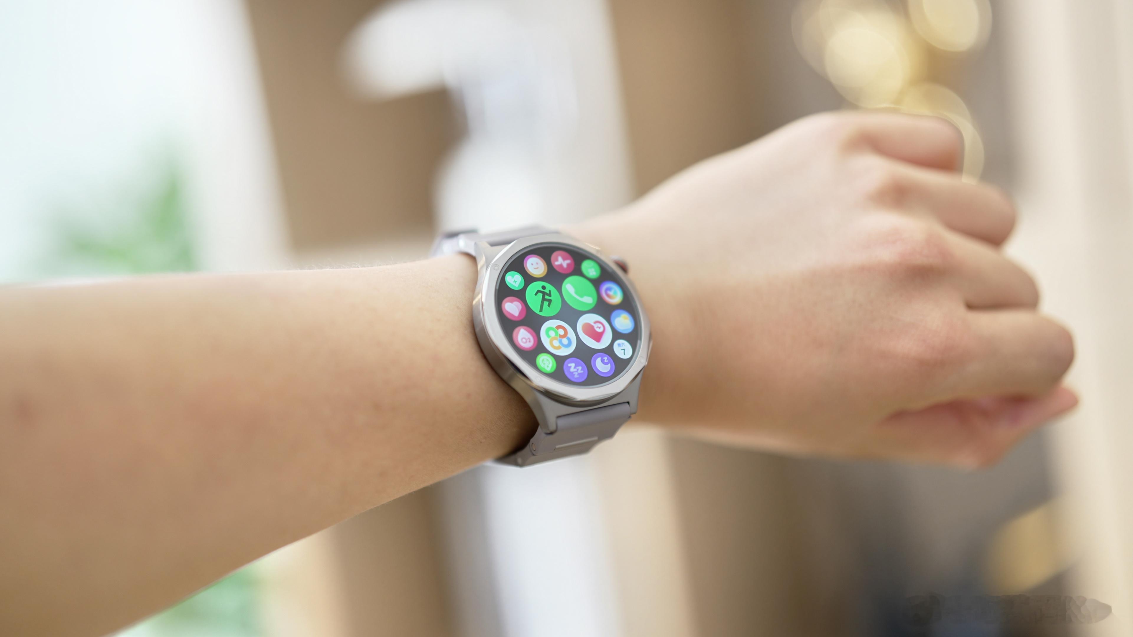 对了，OPPO Watch X3也拿到了，随手拍几张。绿厂新手表的钛色挺好看，挺