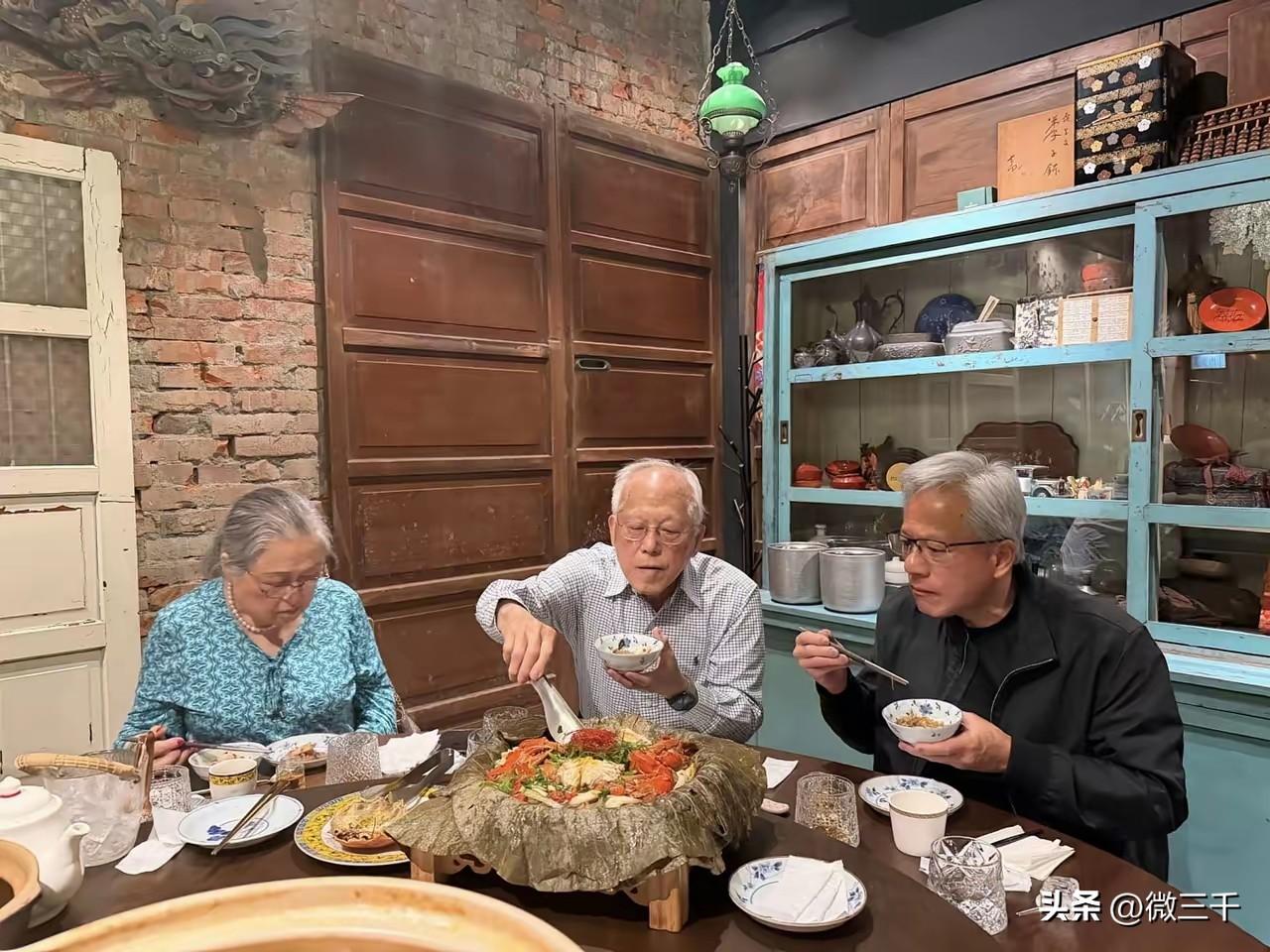 黄老板陪父母吃饭，这是算低调还是高调？背景里有许多老式家具（门，灯，柜），最醒目
