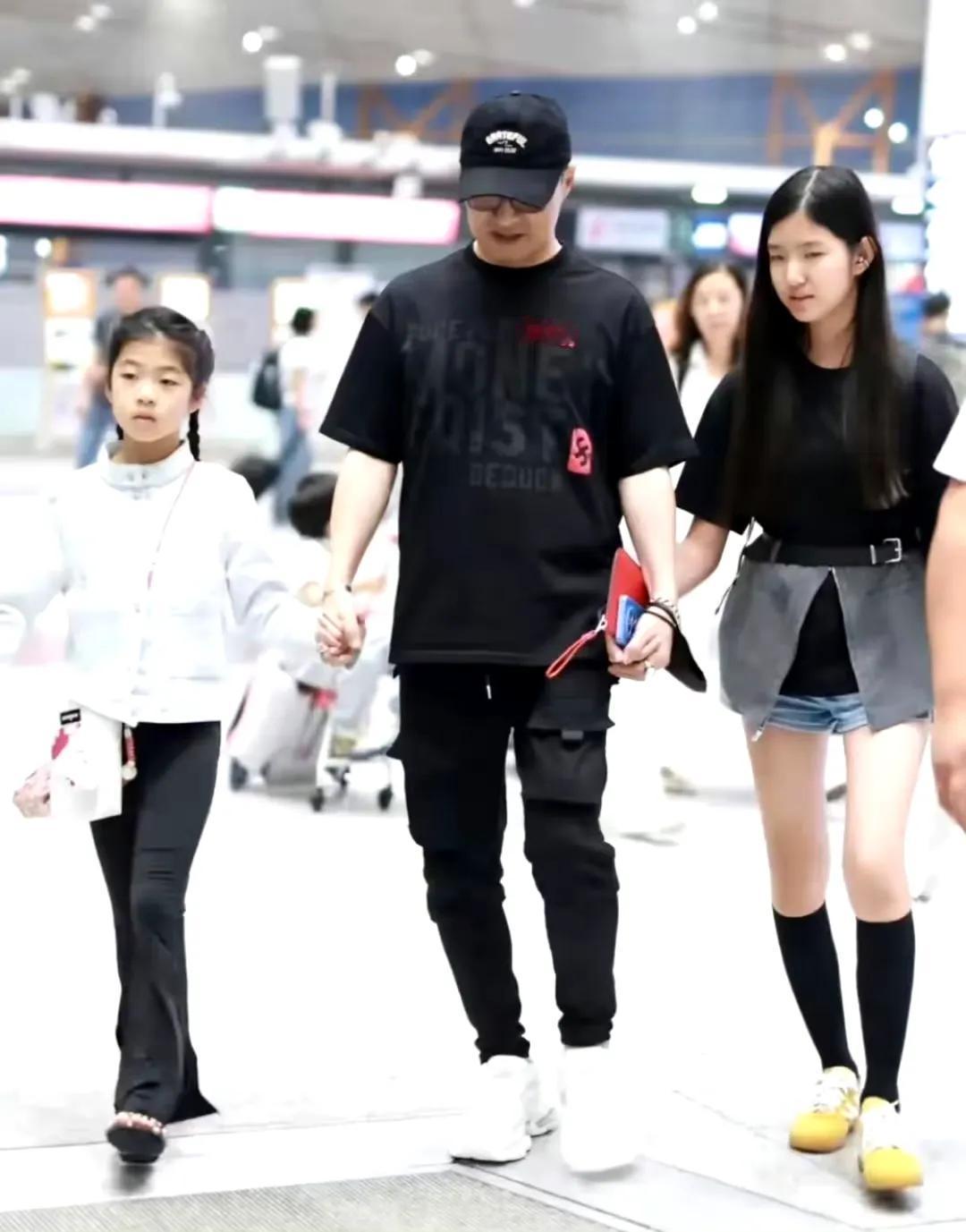 汪峰带4娃机场走秀：浪子变‘超级奶爸’，次女拘谨抢镜！ 7月27日，汪峰罕见带齐