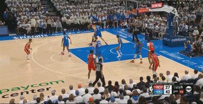 NBA赛场之比你瘦又怎么样？还比你高呢！
  切特面对瓦兰，在身体的厚度上肯定是