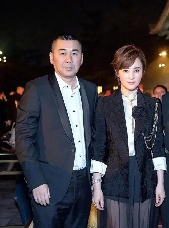 拍《乔家大院》时，陈建斌和蒋勤勤因演戏风格不合，差点成“冤家”。陈建斌爱临场改戏