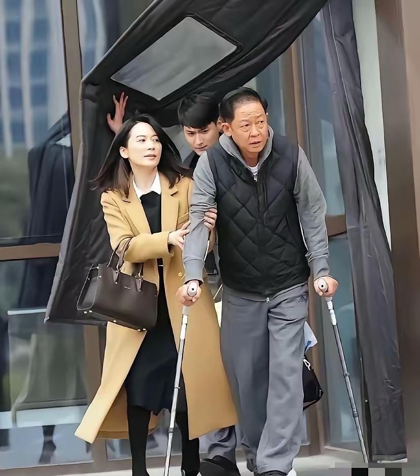 王志文怎么了，怎么都柱上拐棍了 