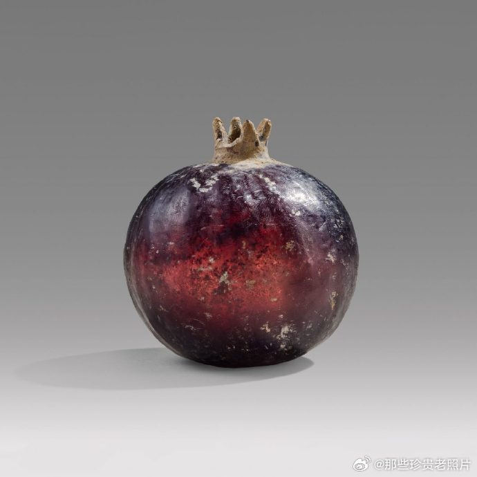 约公元前1-2世纪，希腊风格的石榴形玻璃器皿，可能是香水瓶 