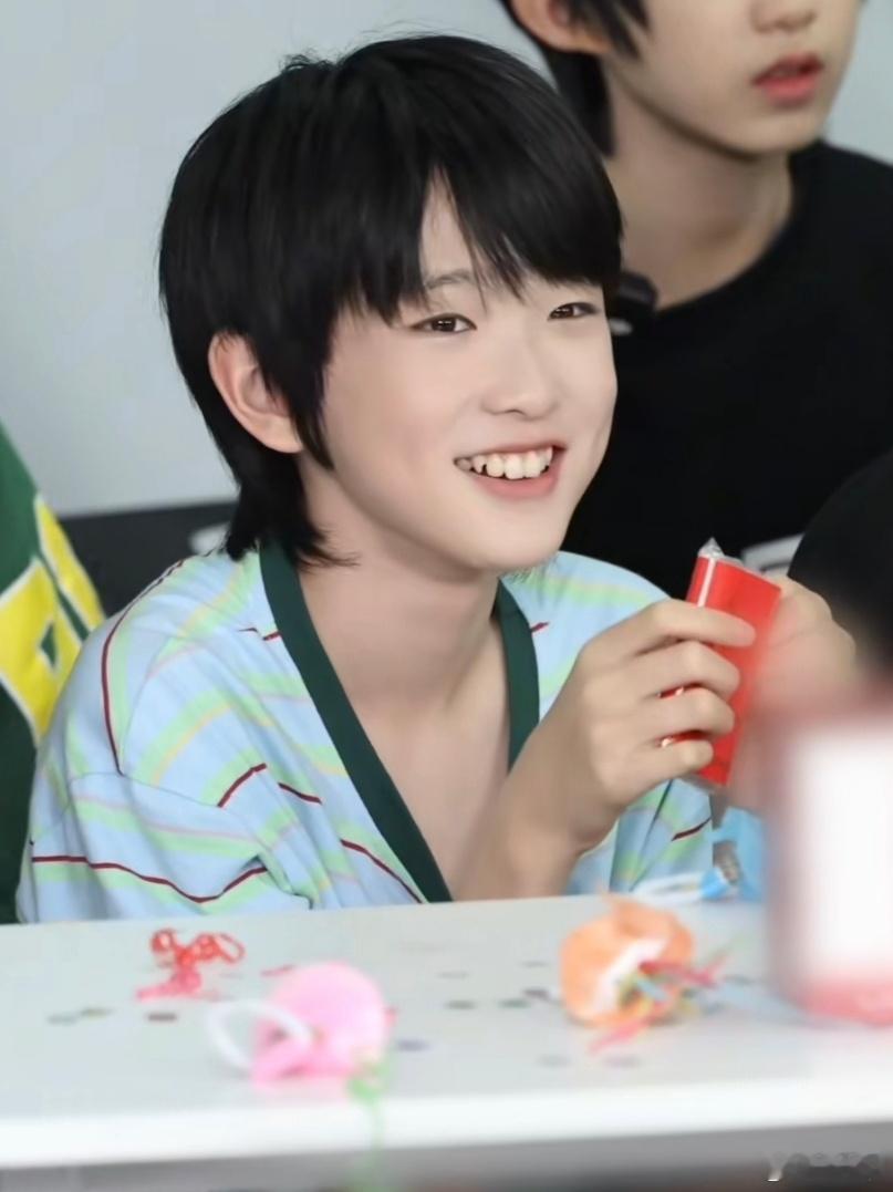 赵俊羽🧡赵俊羽 五代第一唱跳ace “聆听枫叶的旋律 盛放在这个季节的海棠花似