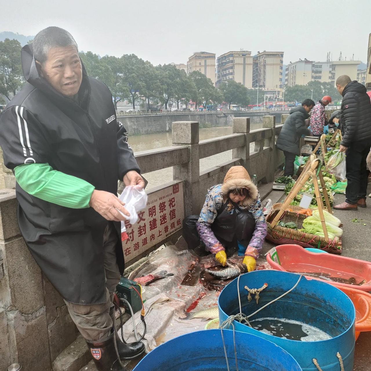 今天上午送孙女上幼儿园后，在苏仙菜市场又看到了一对中年夫妻在买鱼，俩夫妻在这里卖