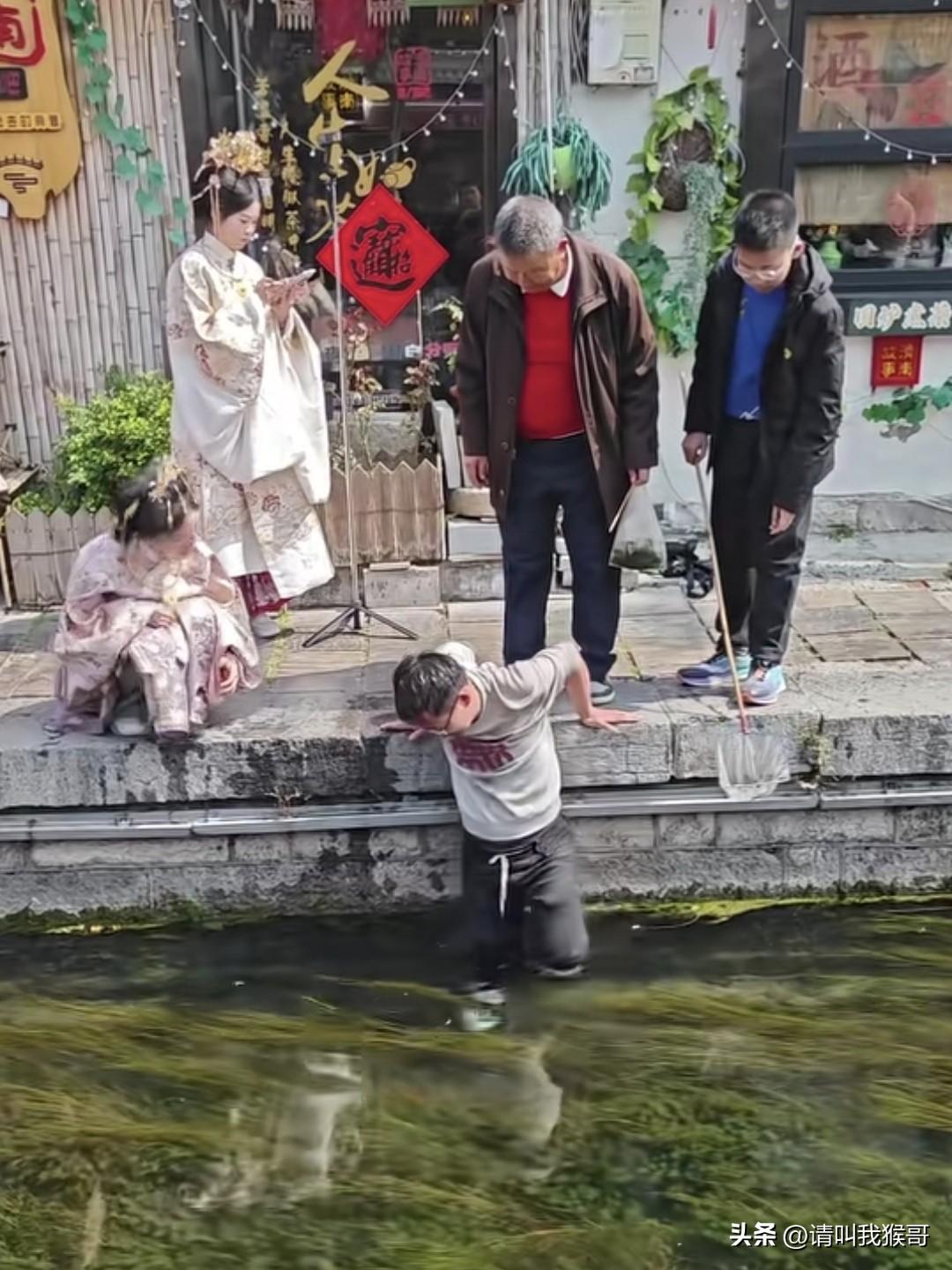 这大哥真是好人啊，帮妹子捡个手机，不脱衣服不脱鞋子，就冲这人品，不得要个微信啊？