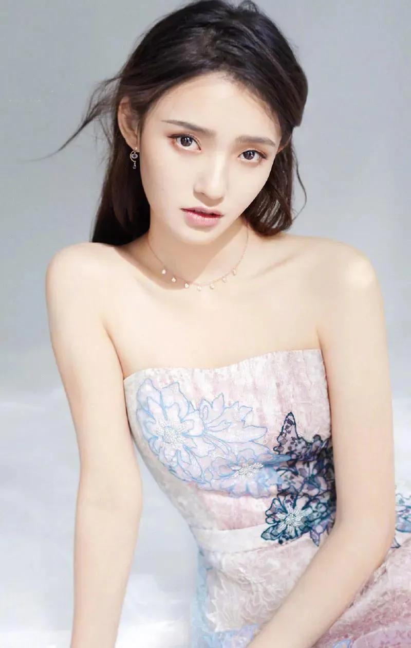 星女郎林允，时尚靓丽，活力四射！