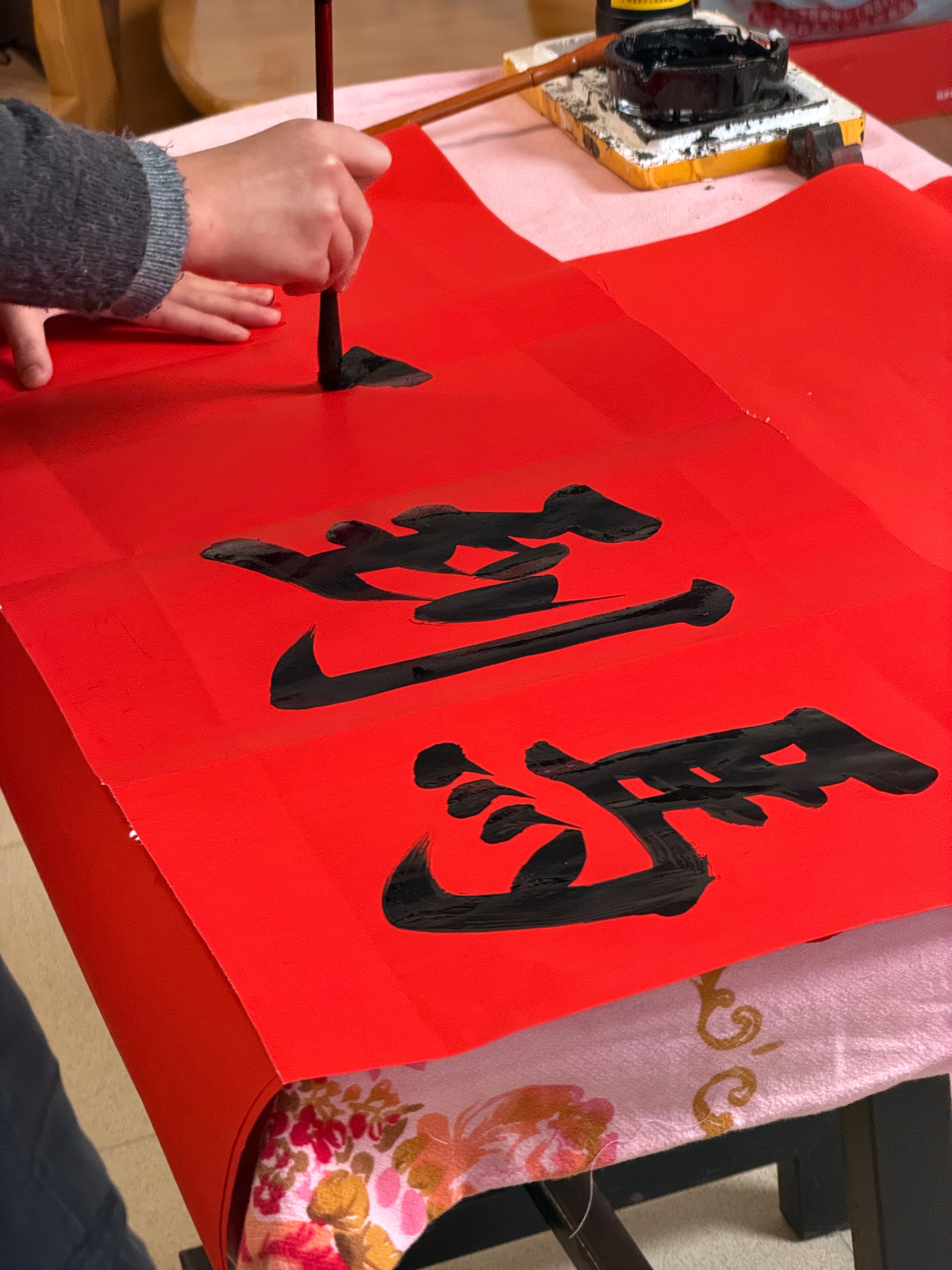 陆陆续续拍了超过一个星期，所有工作人员都超负荷工作，很久没有把战线拖这么长了，动