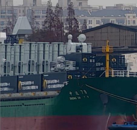 中国低成本武库舰？2025年12月26日报道，神秘货轮现身港口，集装箱布满导弹发