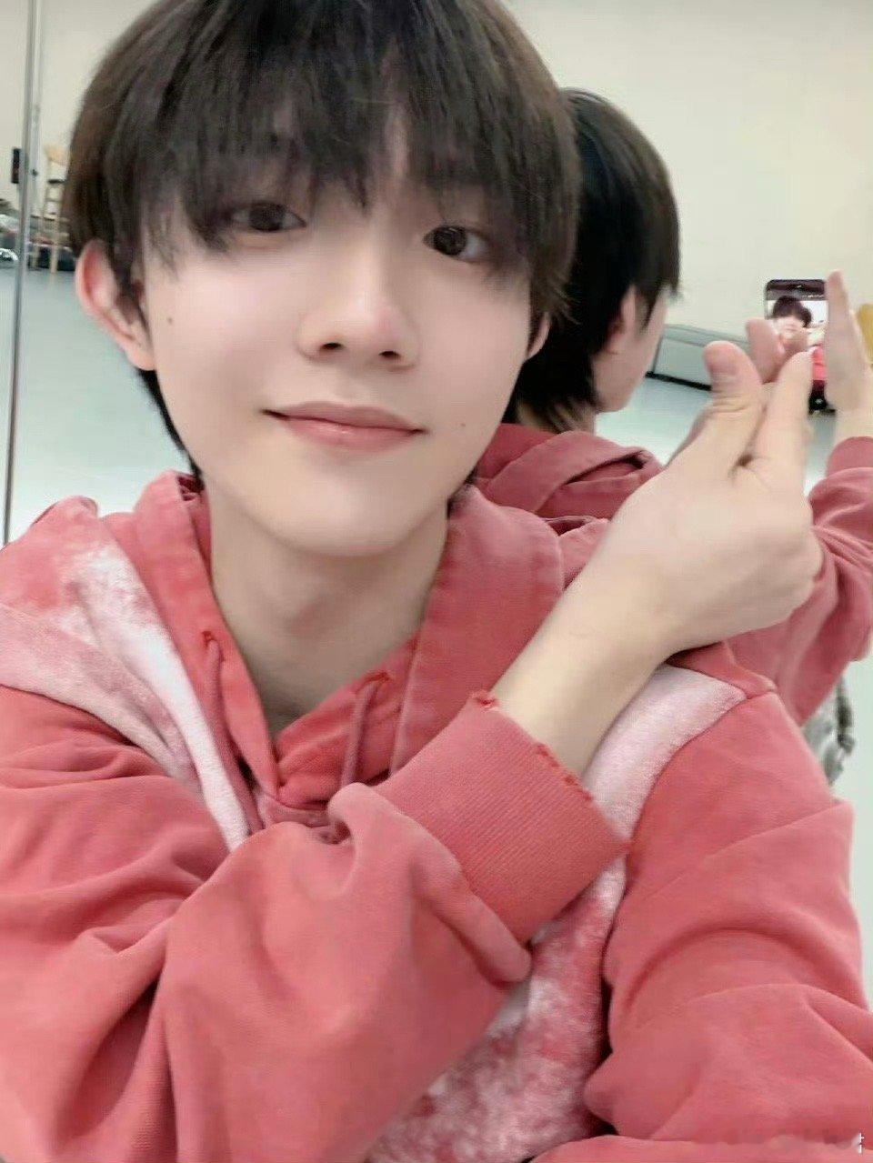 苏新皓张泽禹粉丝抽象到一块了 苏新皓粉丝打卡刘雨昕痛车还没让人消化完，张泽禹粉丝