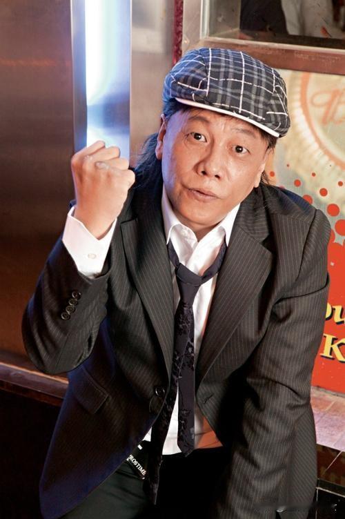 网友们说得没错，梁小龙的面相很有威慑力。   他的成长经历很坎坷，童年时被铁链拴