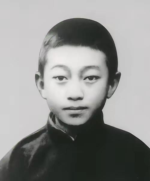 1921年，福州名手林贻堂和人下围棋，赌注是五块银元，占尽上风之时，一个7岁的小