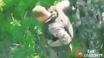 毫无人性！乌军士兵强迫被俘俄军士兵脱下防弹衣，徒手爬雷区。视频显示，被炸死炸伤的