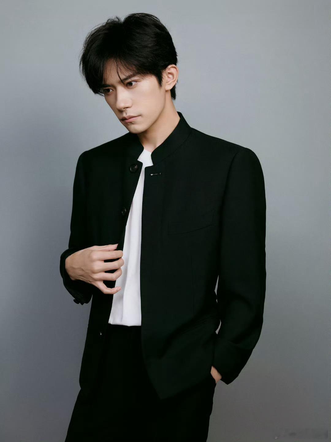 #易烊千玺新中式黑西装#哇哇哇易烊千玺杀我，真的好帅，新中式黑色外套适配度拉满好
