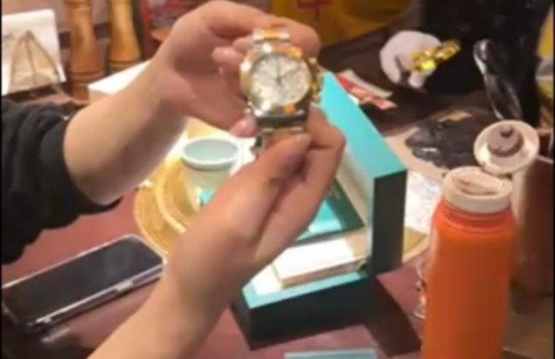 女子为治病卖劳力士账户被冻结
家人们谁懂啊！西安女子身患恶性肿瘤肺转移，救命钱都