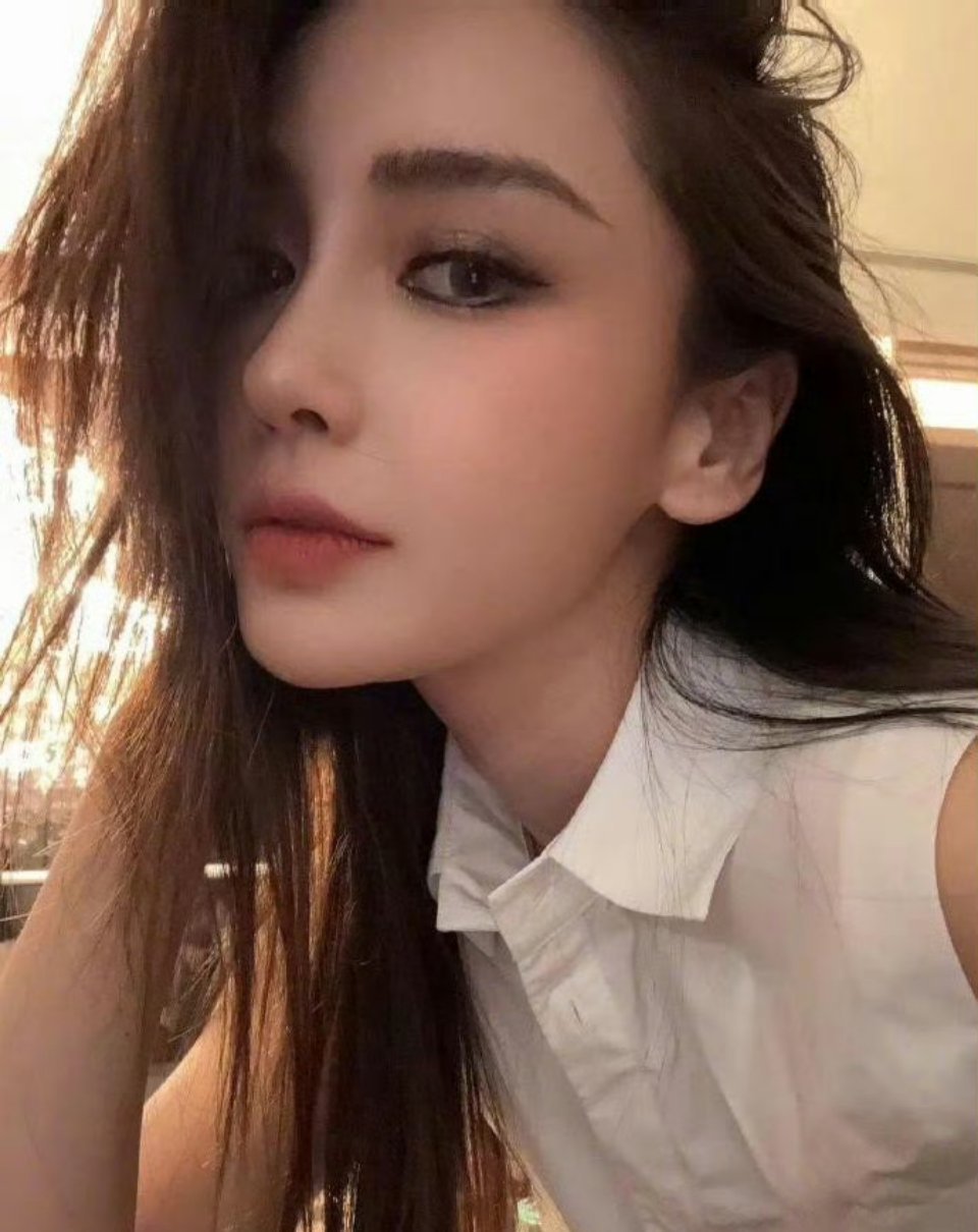Angelababy自拍照，还是明艳漂亮，顶级神颜不知复出还有希望吗？ ​ ​​
