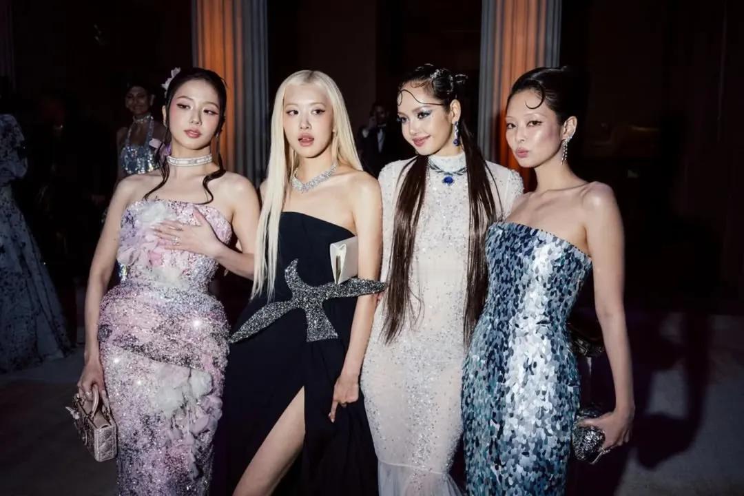 BLACKPINK at Met Gala 2026p1新增合影🖤🩷 