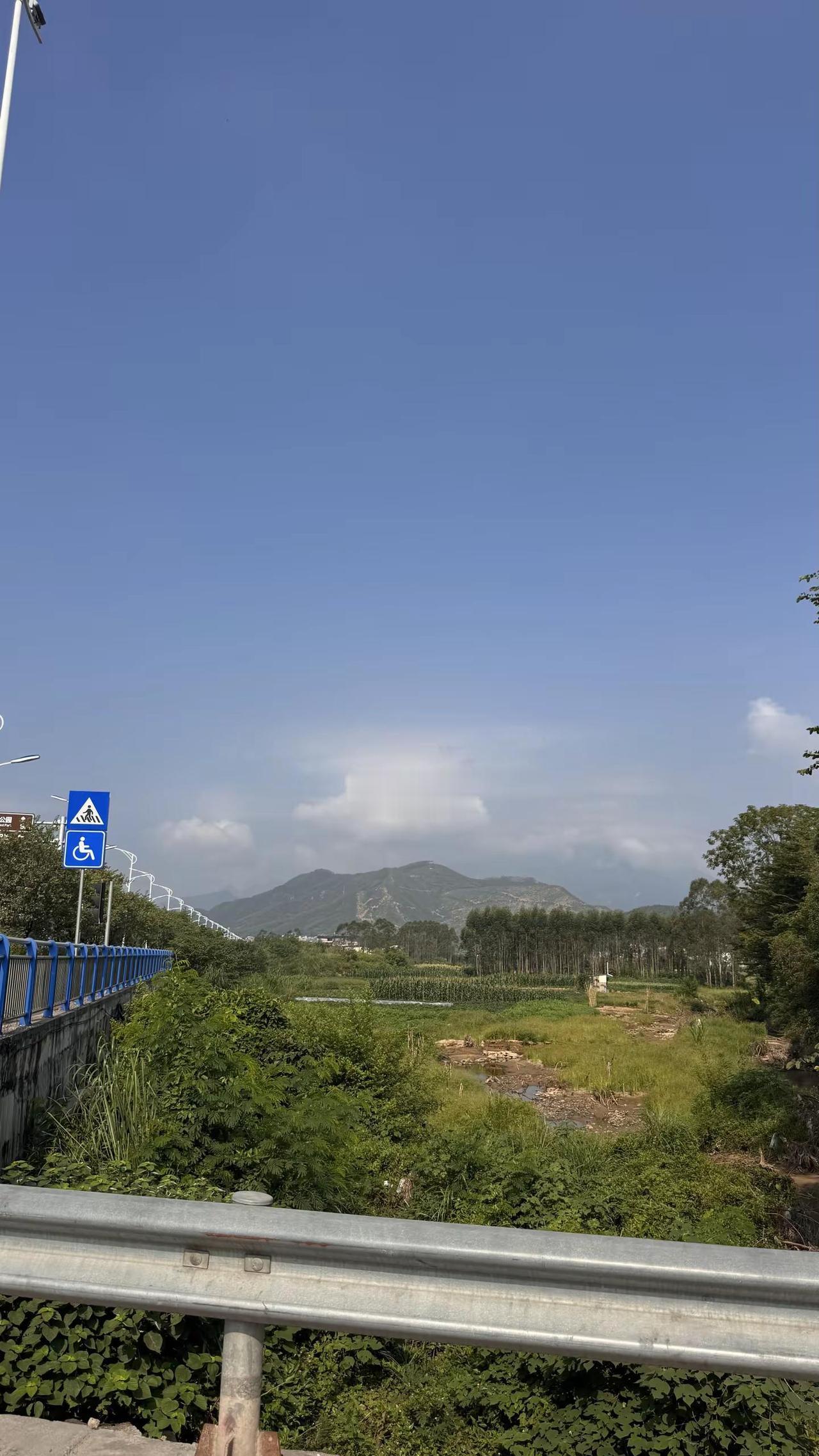 大山的风景在路上