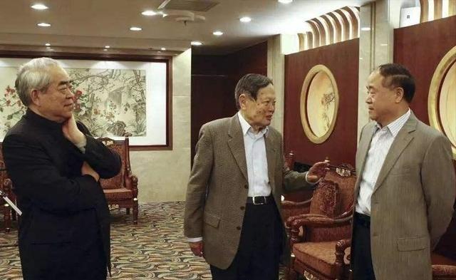 杨振宁当众挖苦莫言：虽然我们俩都获得了诺贝尔奖，但是，不同的是，你是农民的儿子，