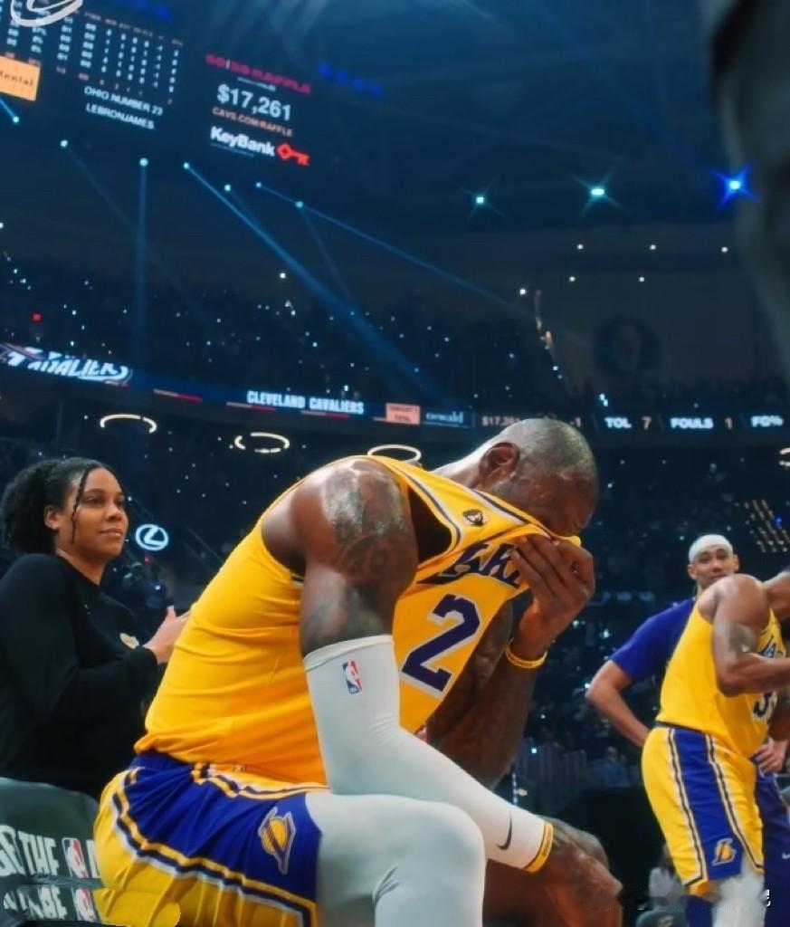 詹姆斯又哭了！
这次，不是因为被打哭，而是因为重回克里夫兰，骑士队为詹姆斯发布了