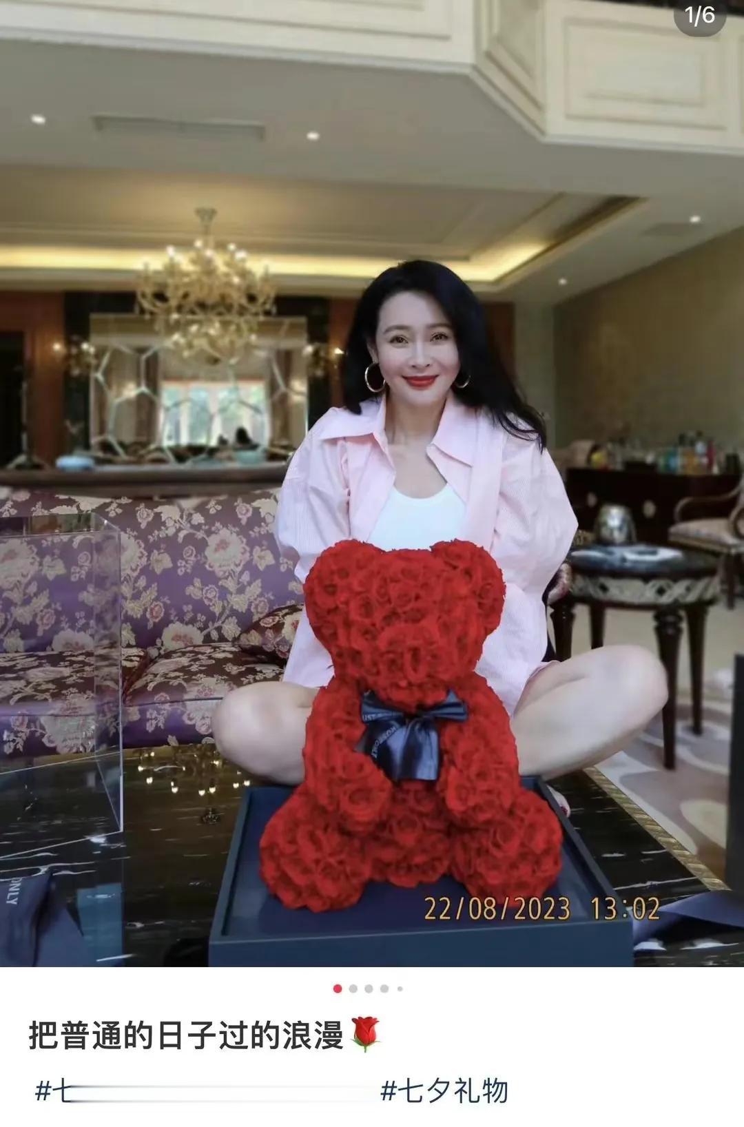 女演员于明加，引发网友热议！

8月24日，久未露面的女星于明加，突然引起了网友