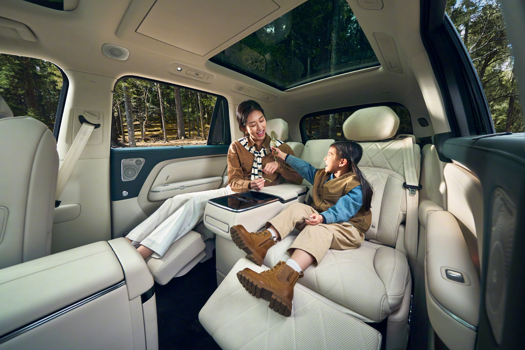 车企发布会现场狂发888杯奶茶 岚图泰山X8预售发布会现场发了888杯奶茶，奶茶