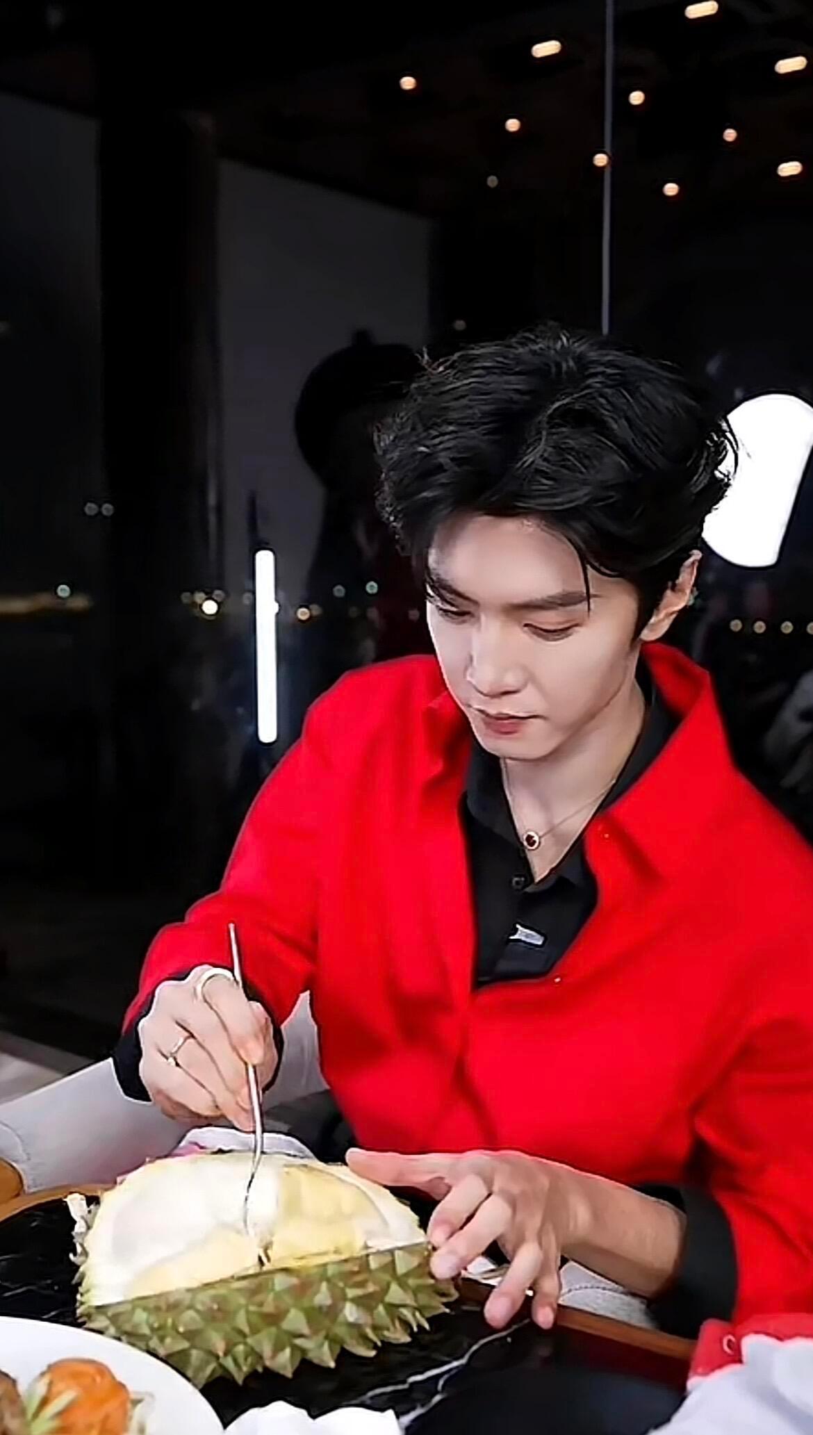 前有武艺拿蛋糕后有陈哲远开榴莲陈哲远开榴莲这段简直笑不活了！看他一脸茫然地拿着半