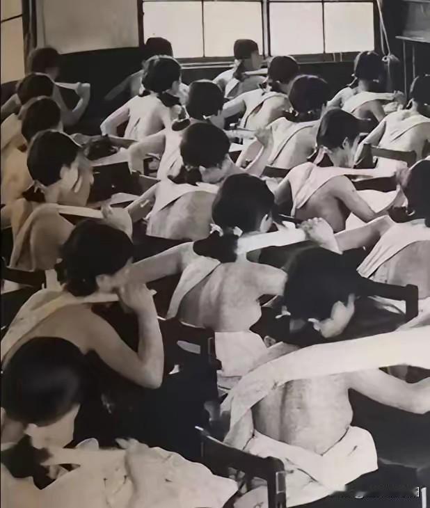1938年，日本国内，高中生上课一丝不挂地接受军国主义的熏陶时，留下的老照片，镜