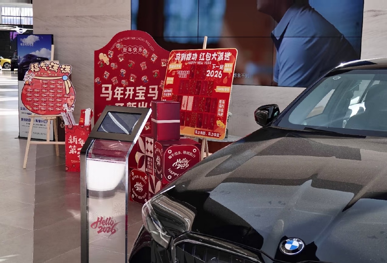 宝马7系降价约27万新年BBA大降价春节期间看车选车的市民不在少数。尤其在豪华品