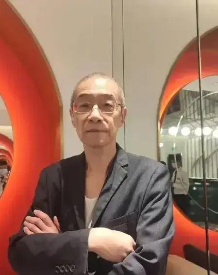 2024年，上海，69岁大爷和96岁老母亲，一直租住在酒店，每月租金10000元