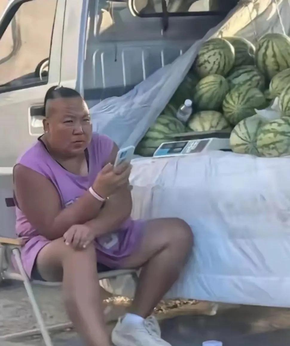 大姐在这儿坐了几天了，都想不明白为什么没人买她的瓜