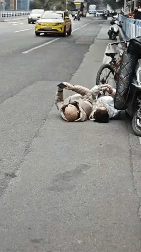 你好啊？
哈哈哈：这俩家伙都够刁民，都是久经事故的老油条，不弄俩钱花花心里都不舒