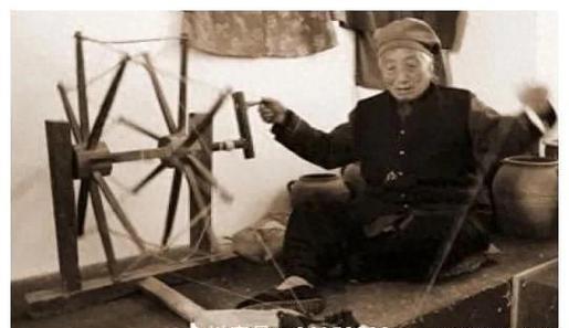 1930年，山东一位老汉弥留之际，把女儿叫到身边，指着身下的席子说：“我走了以后