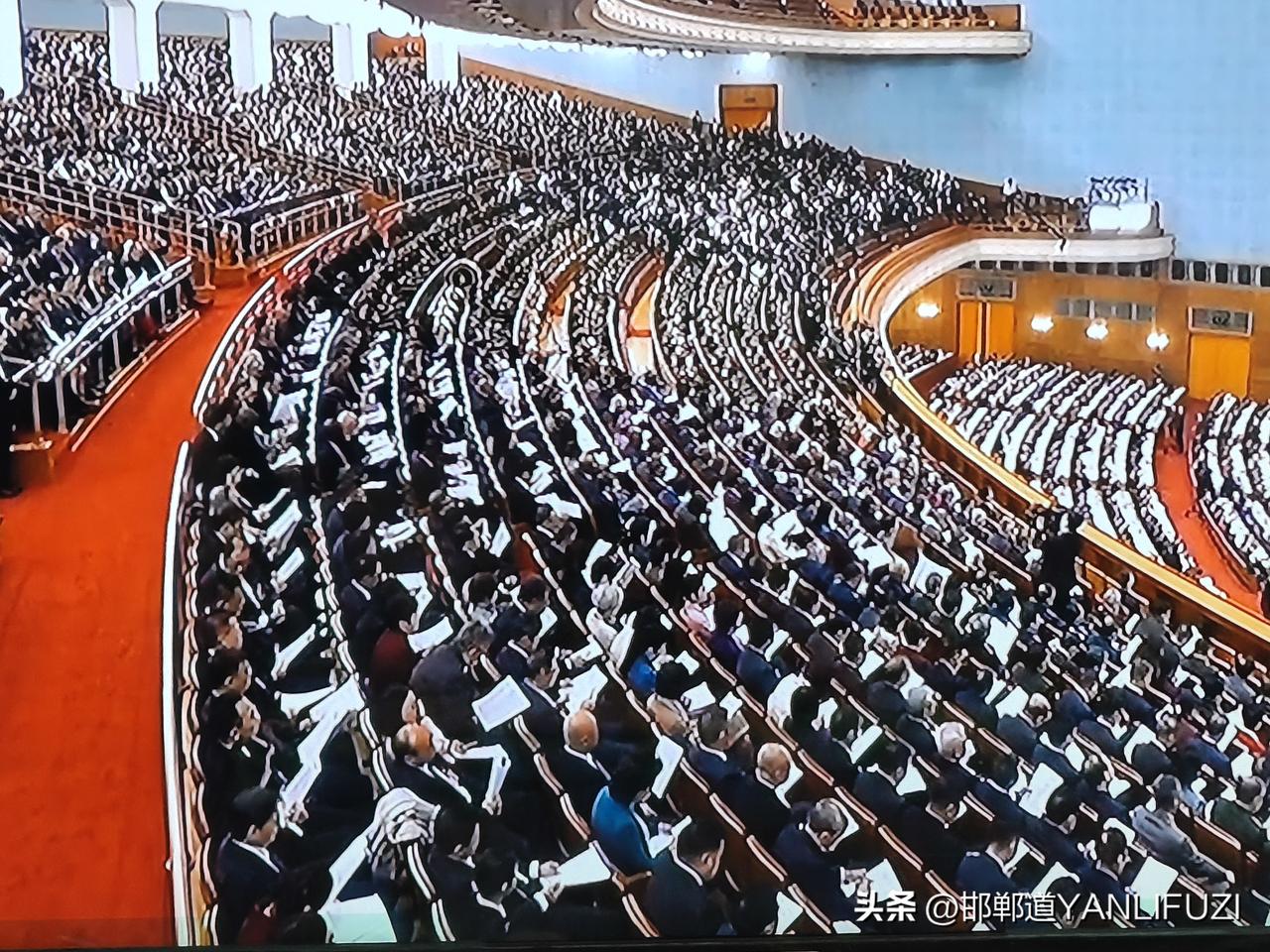 报告的这一句话，为什么能打动人心，引来热烈的掌声？
 
3月5日，政府工作报告，