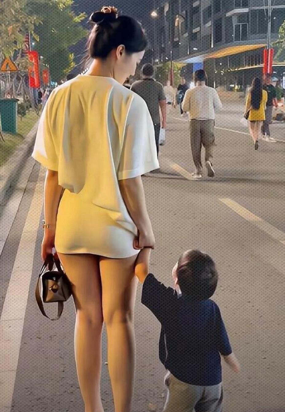 穿清凉装美女，随性又洒脱

我发现夏天来了，经常看见街上有些美女喜欢穿T恤衫，下