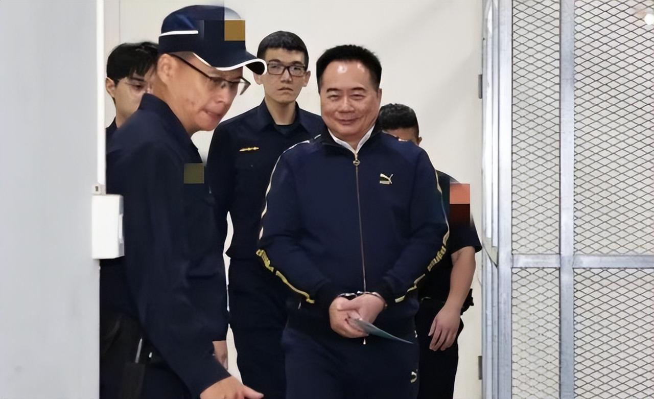柯文哲赴狱探望，蔡正元头发全白，2人聊30分钟
6月1日，民众党前主席柯文哲，携