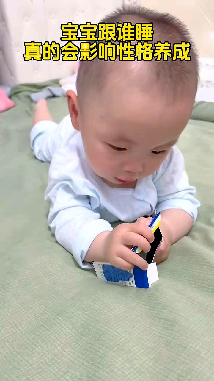 当夜灯一关，家里的分工就摊在床上。
最近家长群吵到半夜，争的就是一句话：宝宝跟谁