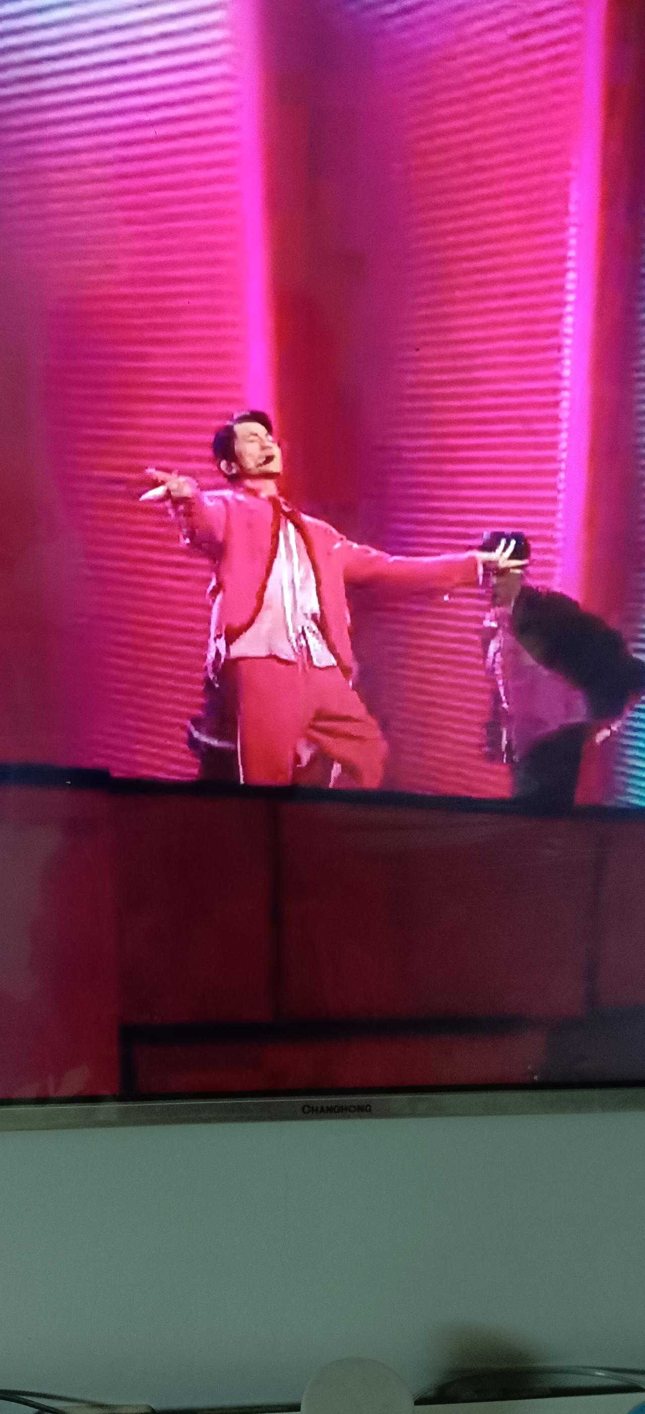 58岁郭富城春晚跳完，呼吸机都不需要。
你以为他老了？
他一张口，声音稳如泰山，