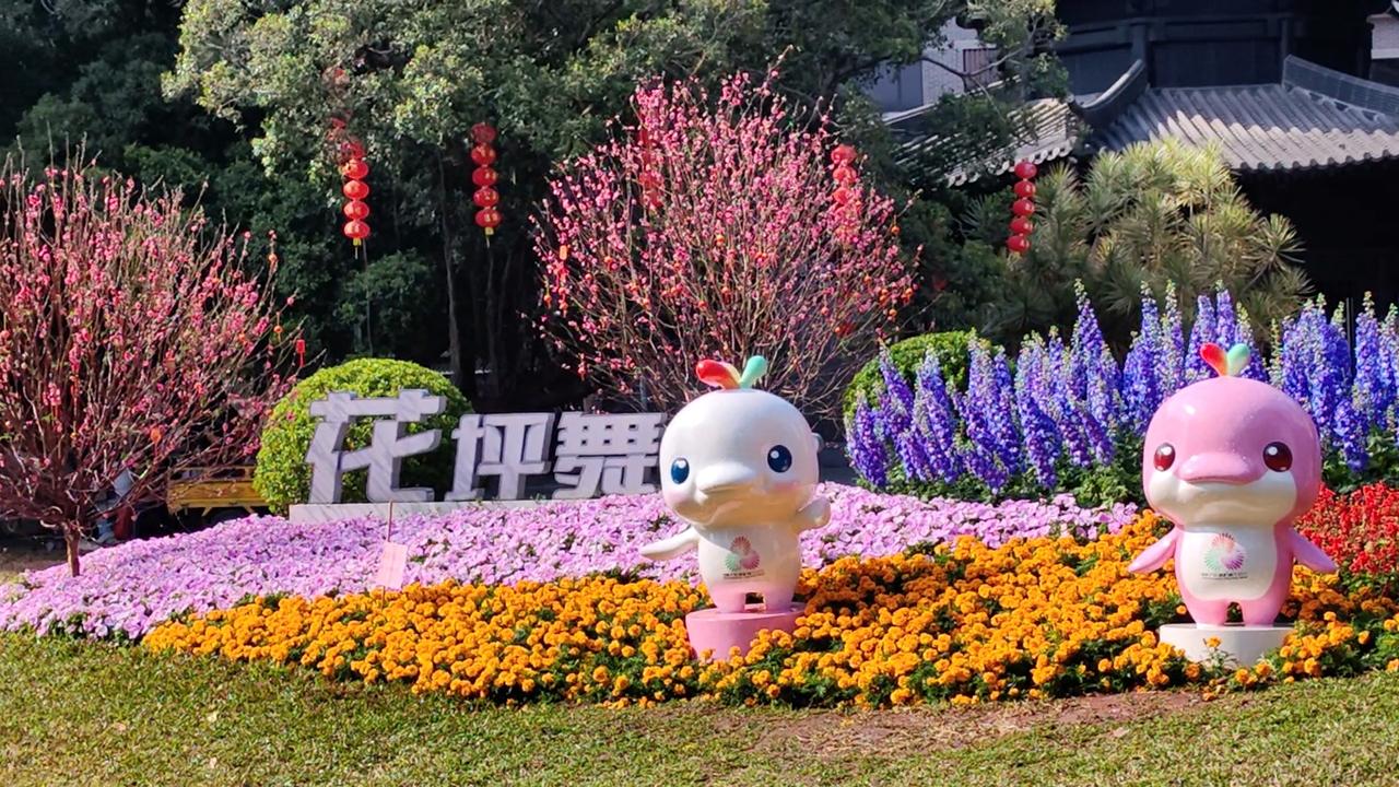 七绝●共度春节/古韵   

吉祥两物大湾鸡，
亚运成名出圈栖。
喜气洋洋年共度