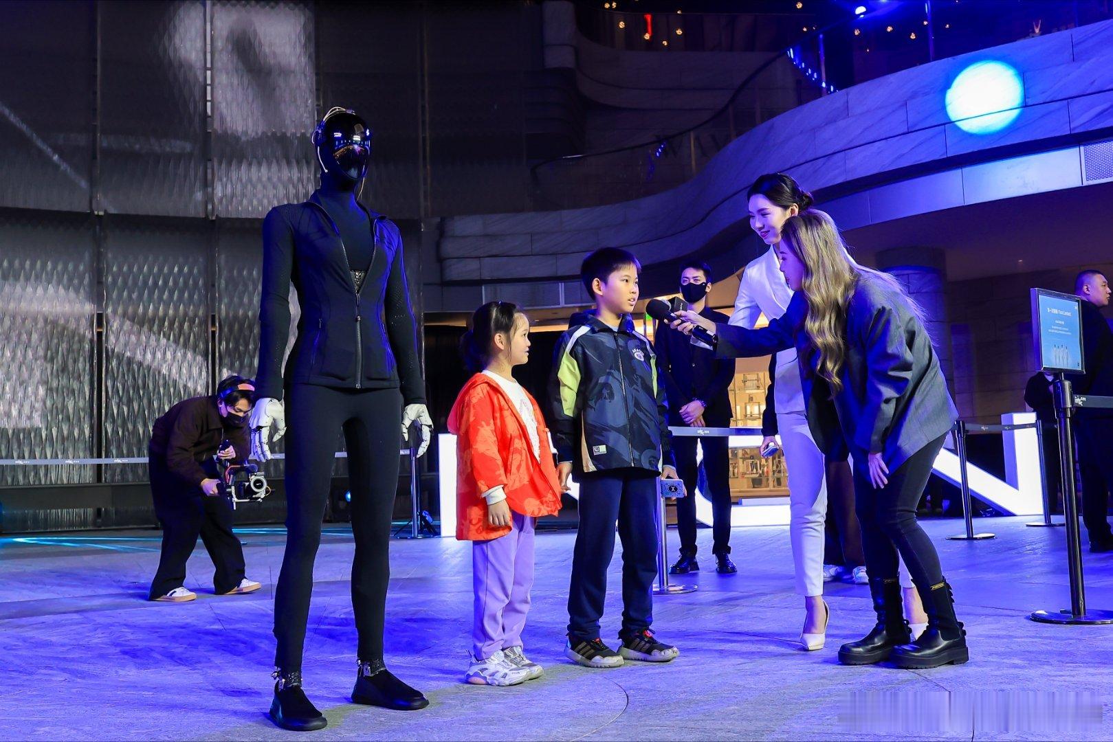 昨天小鹏机器人首次互动，展示过程中跌倒后又重新站起，顺利完成两次行走与互动。当然