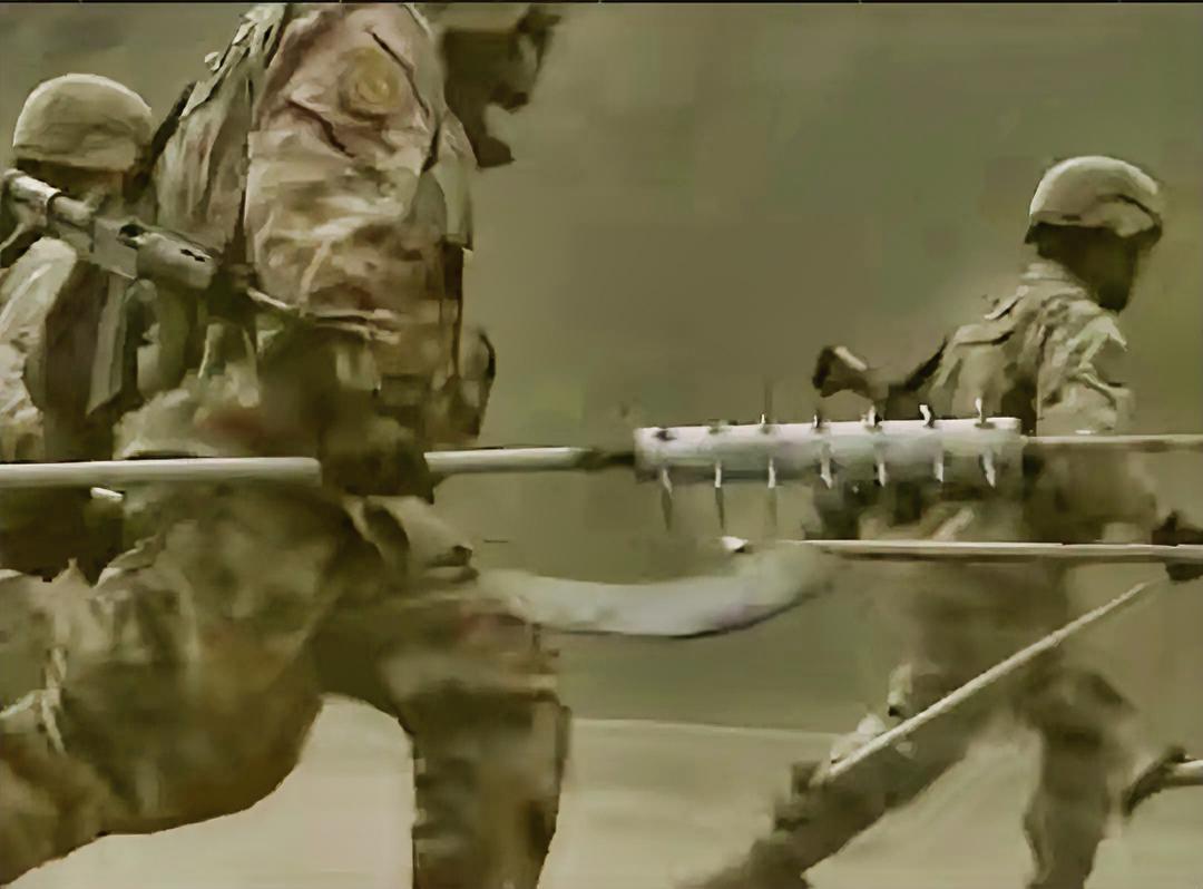 这是驻守中印边境高原地带的解放军边防官兵，画面中的官兵身着我军21式荒漠迷彩作训