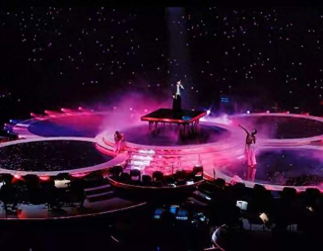 那英演唱会彻底翻车!观众花千元买票，全程沦为明星社交背景板